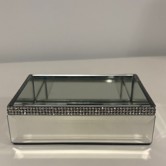 ✨ Mirrored Jewelry/Trinket Box with Crystal Trim ✨ - Picture 4 of 6